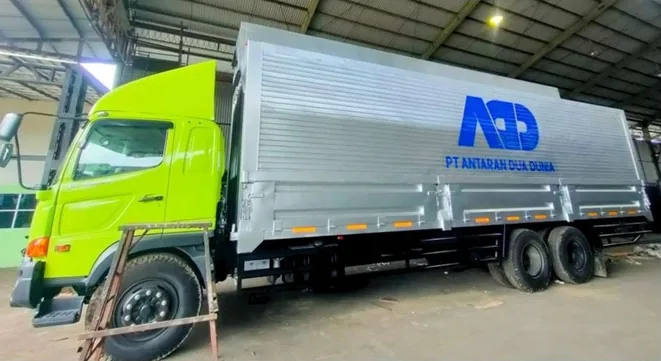 Armada truk PT Antaran Dua Dunia di area operasional